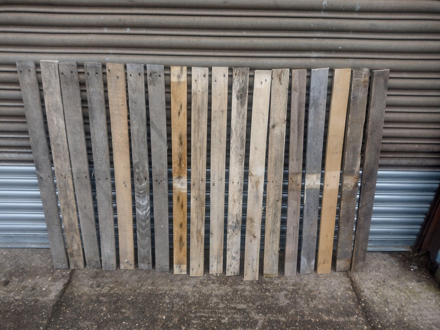 Reclaimed Distressed Wood Pallet Planks - Pack of 30 - Natural Patina - Easy Cladding - Multiple Project Uses - Anpio woods ltd